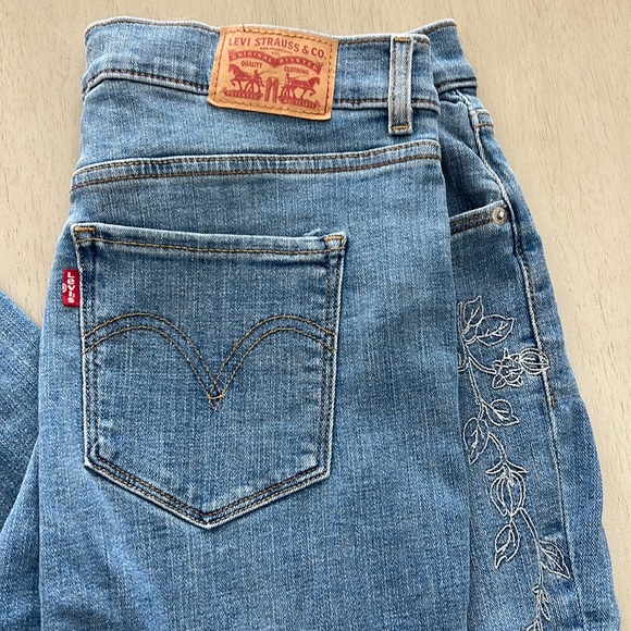Levi’s classic boot cut with gorgeous embroidery. Worn once. Perfect condition